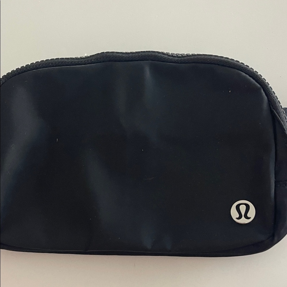 lululemon athletica Black belt bag
Never used. It was a gift.